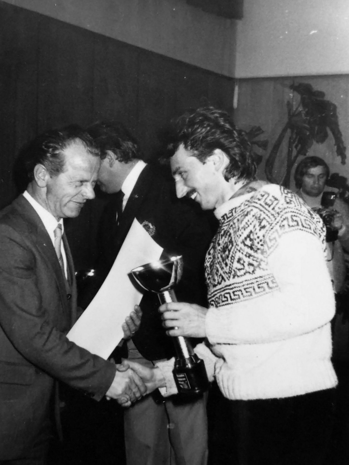 1983 peter verbic prejema priznanje od svojega mentorja nika matjaza